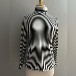 Black and white stripe turtleneck long-sleeve shirt